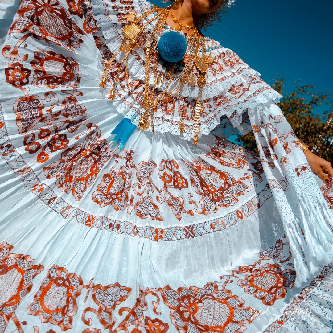 El gallardete en la pollera panameña