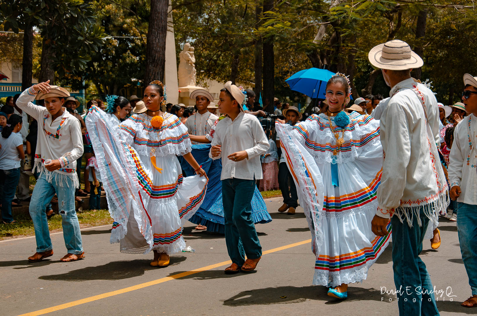 Delegación de jóvenes en el desfile del Festival del Sombrero Pintao