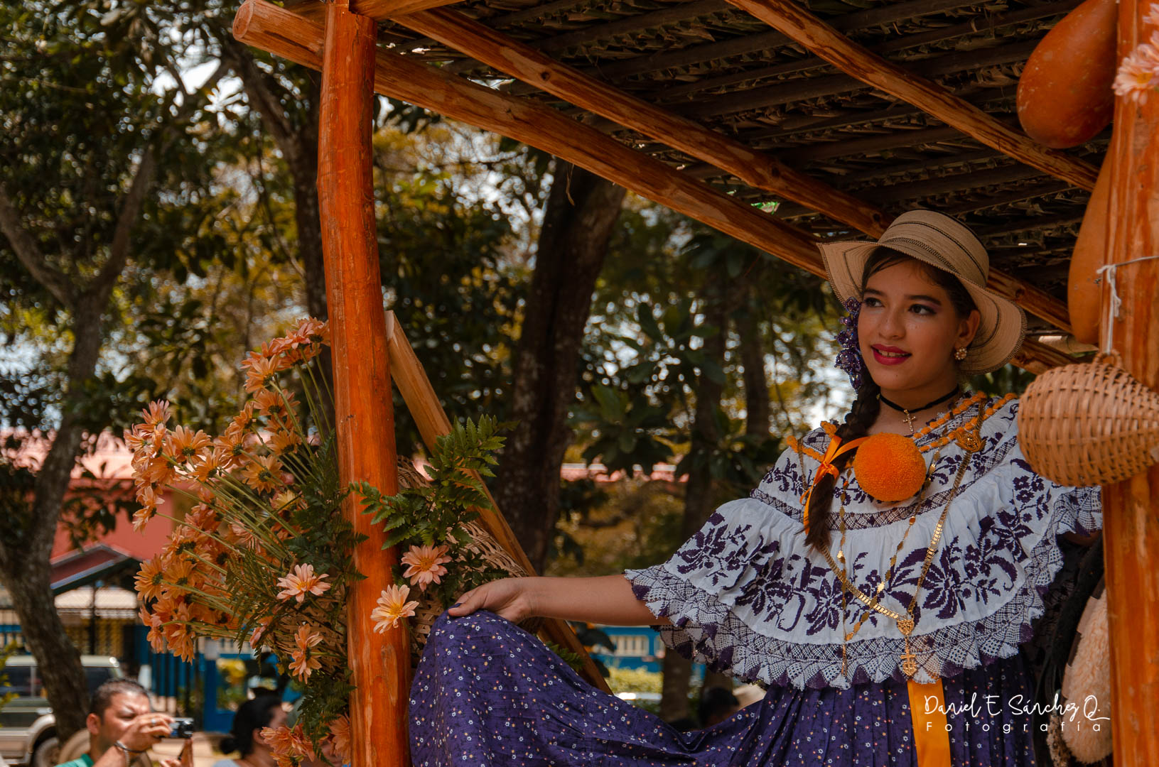 Pollera montuna santeña en el desfile del Festival del Sombrero Pintao