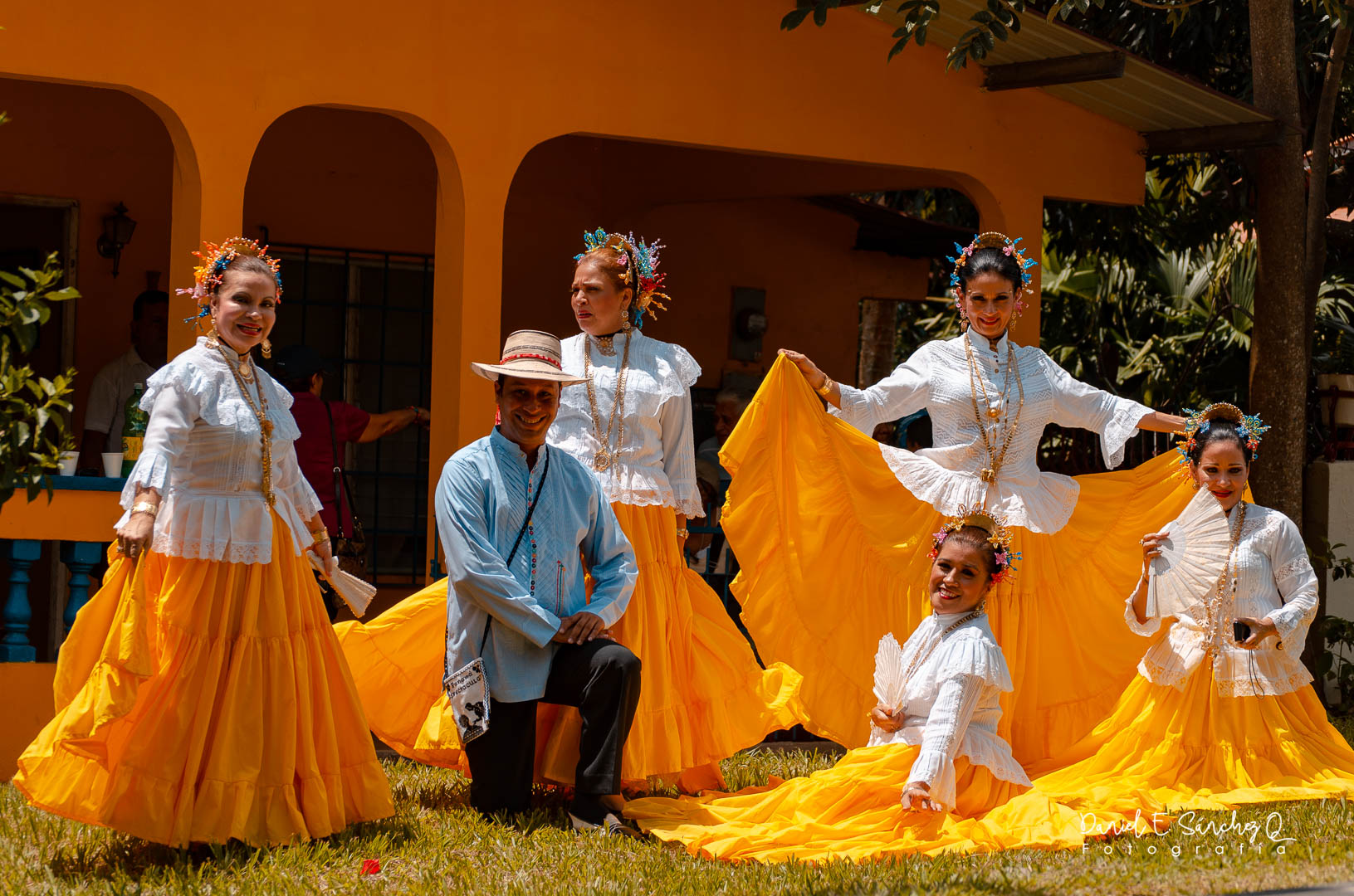 Polleras montunas en el II Festival del Sombrero Pintao