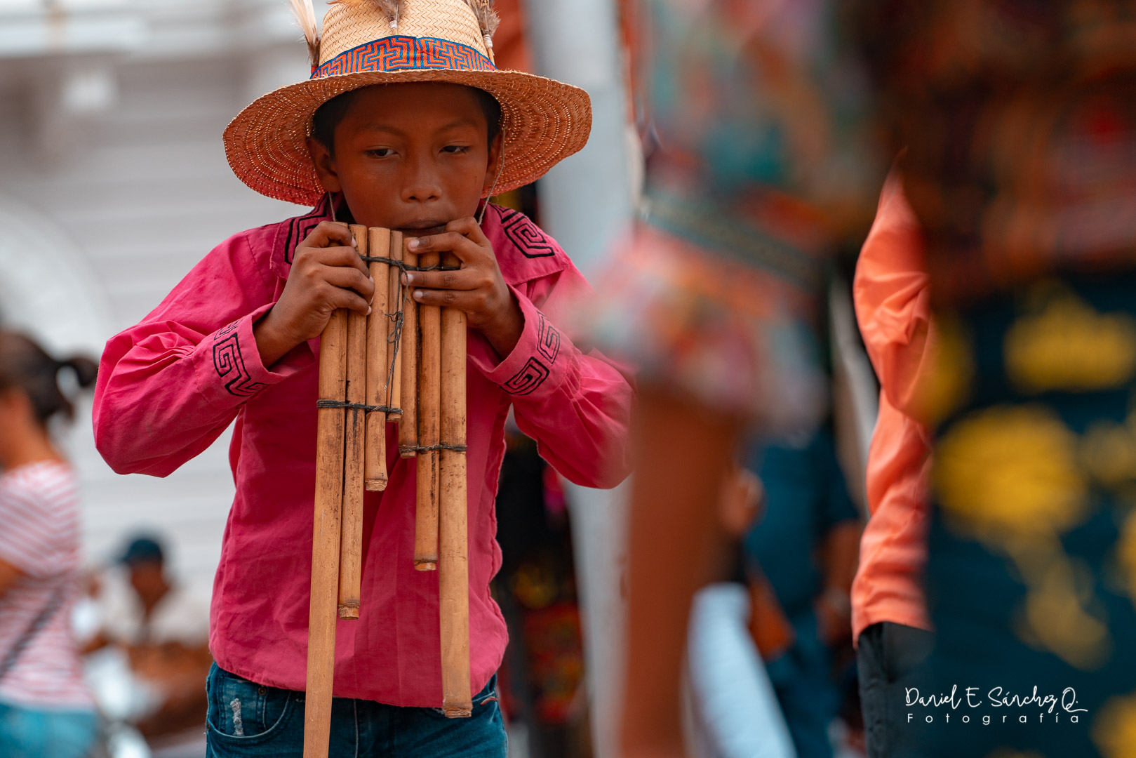 Niño guna tocando con el gamu purrui