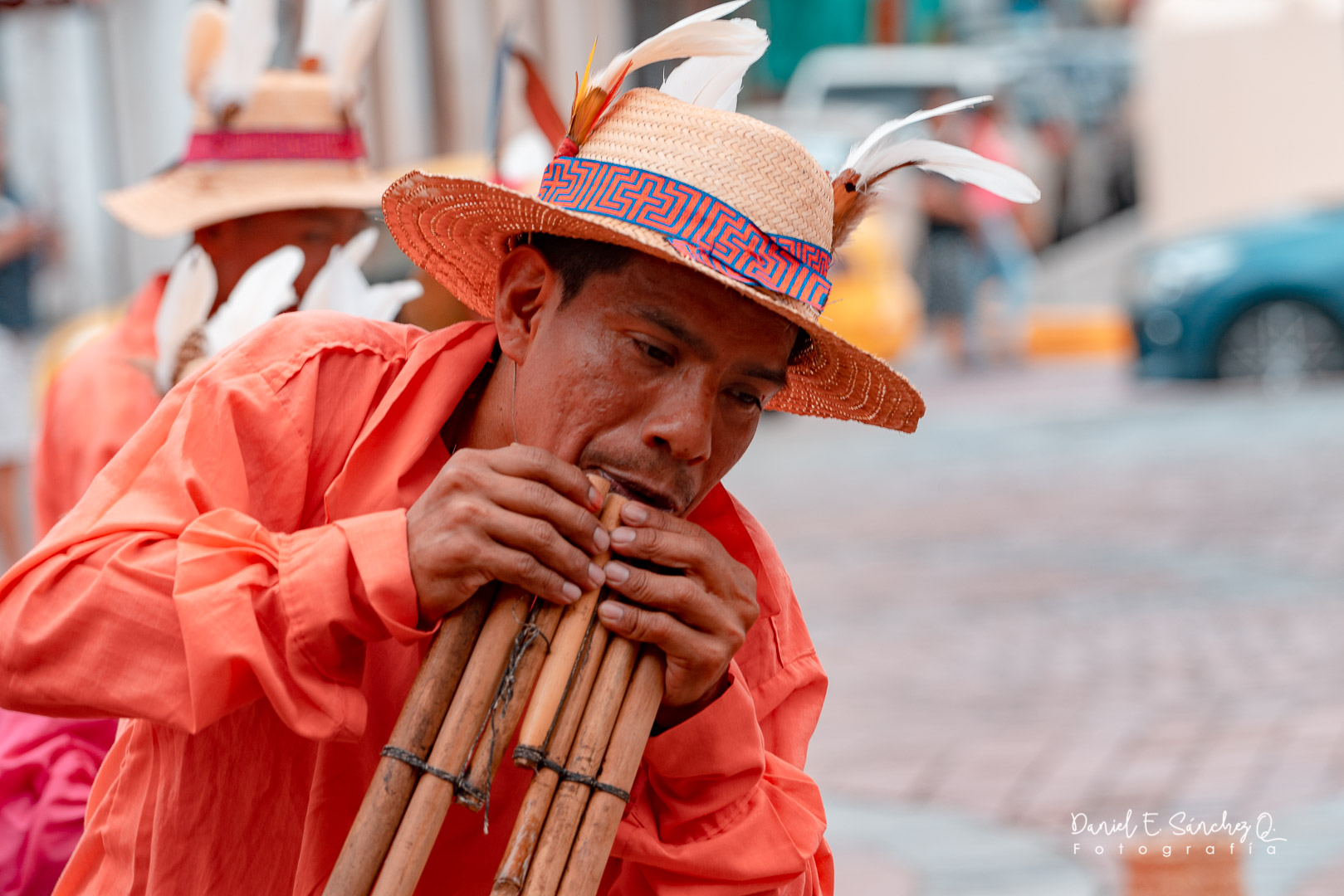 Hombre guna tocando con el gamu purrui
