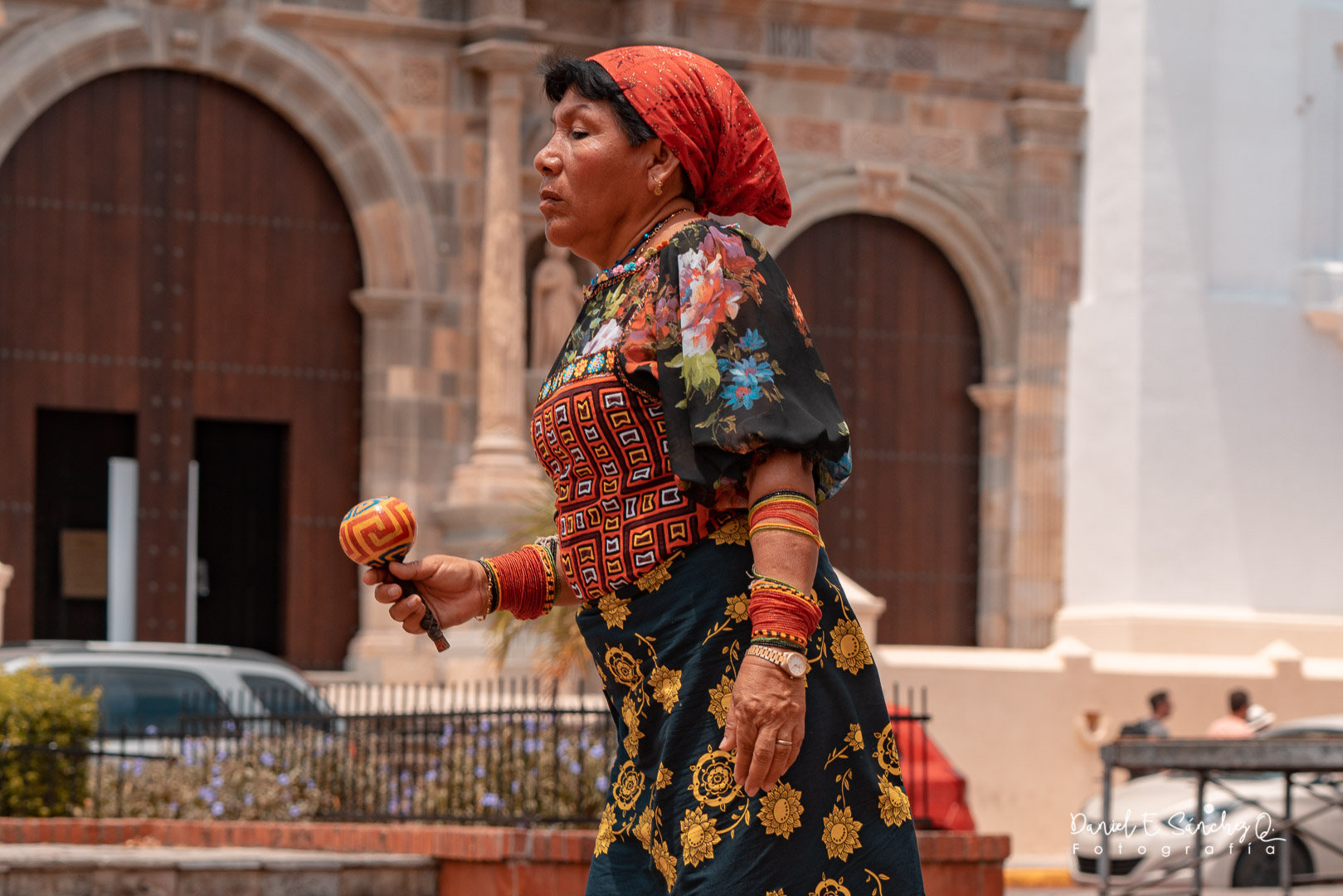 Mujer guna bailando con nassi