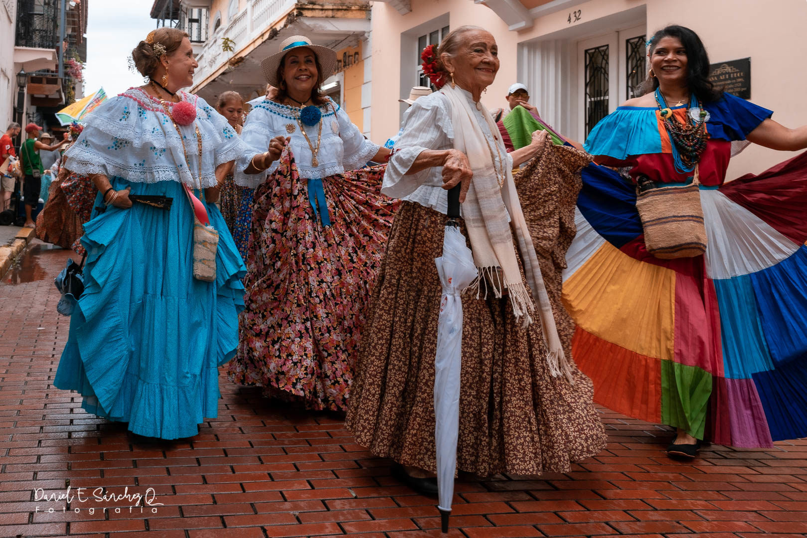Desfile de indumentarias típicas – Polleras montunas y pollera congo - Pollera Panameña