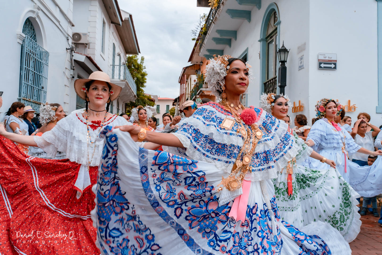 Desfile de indumentarias típicas – Pollera de gala y pollera montuna - Pollera Panameña
