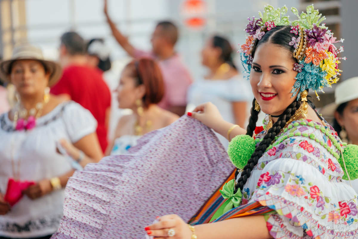 Valeria Alejandra con pollera montuna santeña